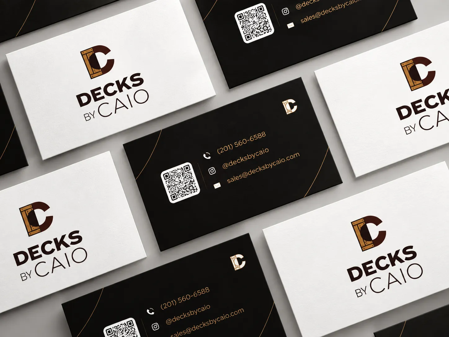Cartões de visita da Decks by Caio nas versões clara e escura